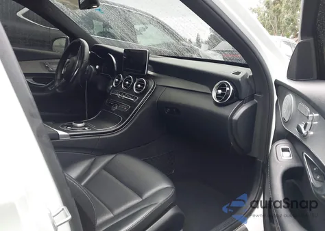 2018 Mercedes-Benz C 300 z USA, uszkodzony, nr VIN 55SWF4JB2JU266881